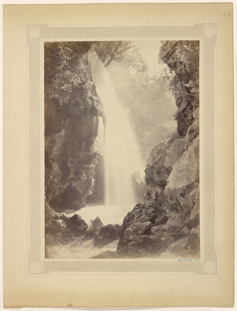 Cascata e rocce, Francia meridionale da Charles Nègre