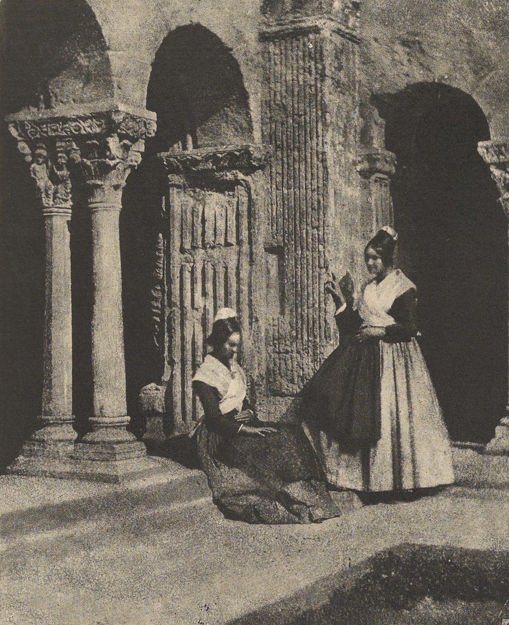 [Le donne di Arles nel chiostro di Saint-Trophime] da Charles Nègre