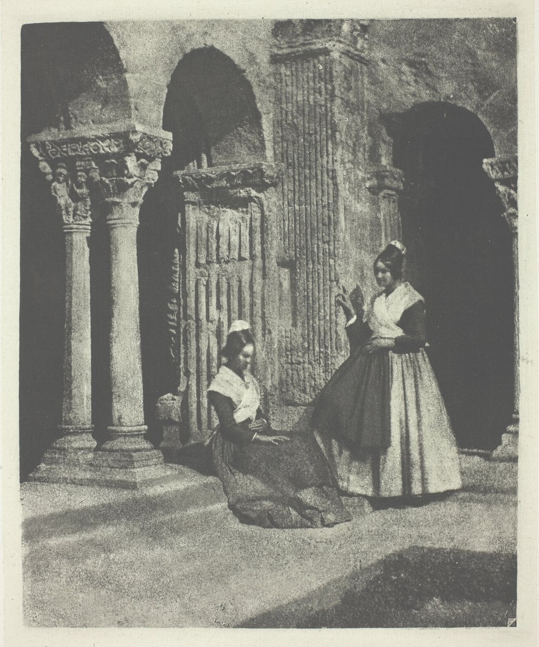 Due donne di Arles nel chiostro di Saint-Trophime ad Arles da Charles Nègre