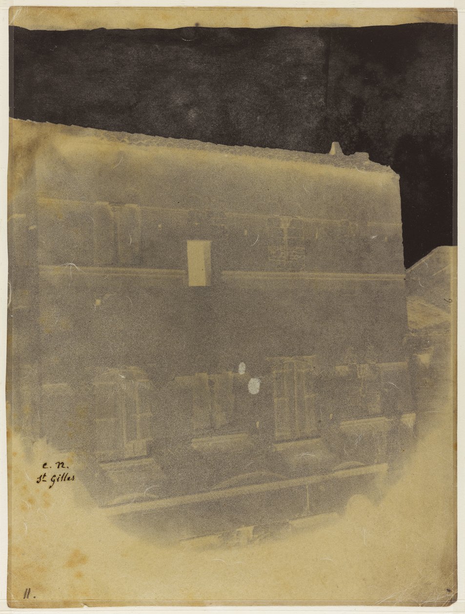 Parte superiore della facciata di una casa romanica a Saint-Gilles du Gard da Charles Nègre