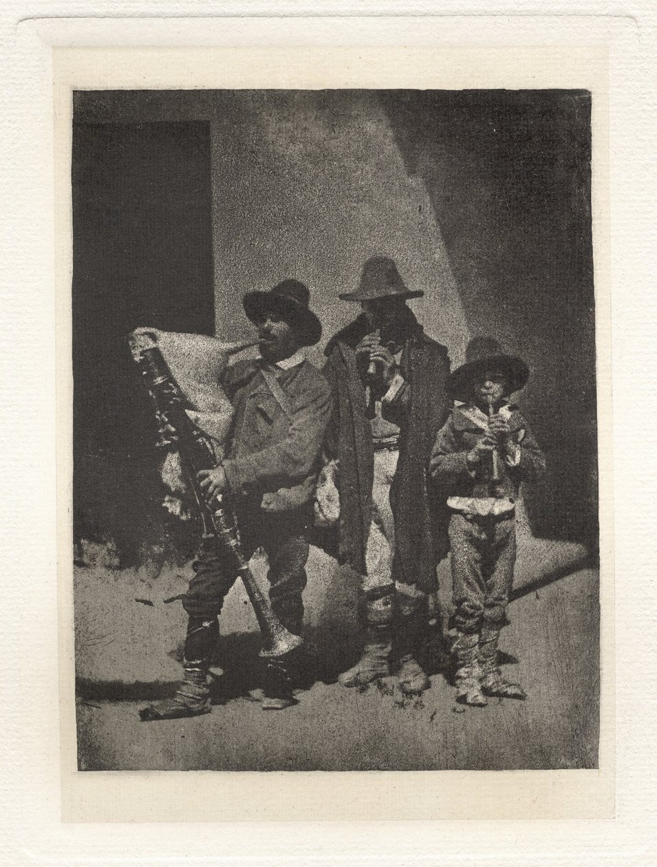 Planche III – Gruppo di tre pifferari in piedi, nel cortile del 21 Quai Bourbon da Charles Nègre, André Jammes