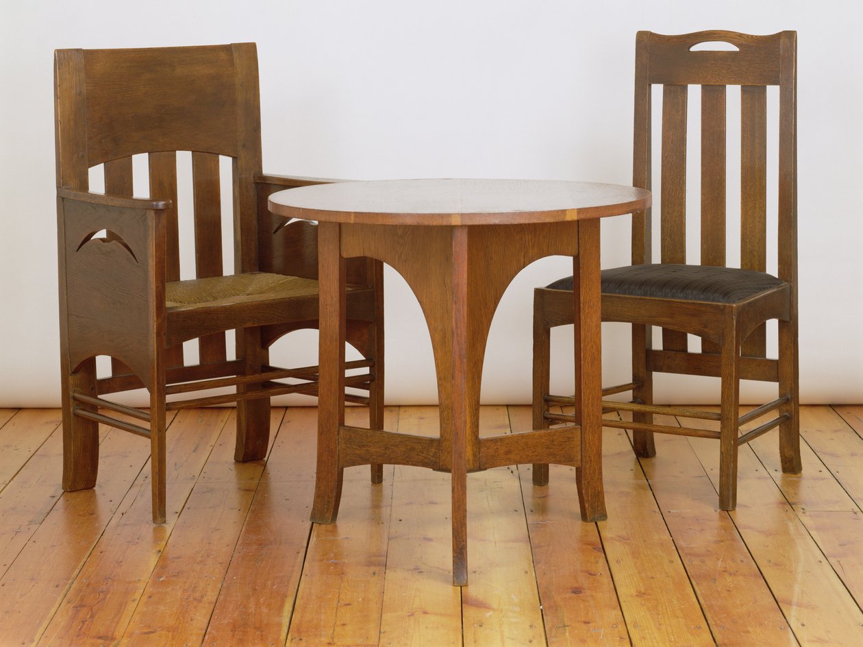 Una poltrona, realizzata per la Sala Pranzo, e sedia da pranzo, 1897, dalle Sale da Tè di Miss Cranston in Argyle Street, Glasgow, e un tavolo occasionale realizzato per la Sala Biliardo in Buchanan St da Charles Rennie Mackintosh