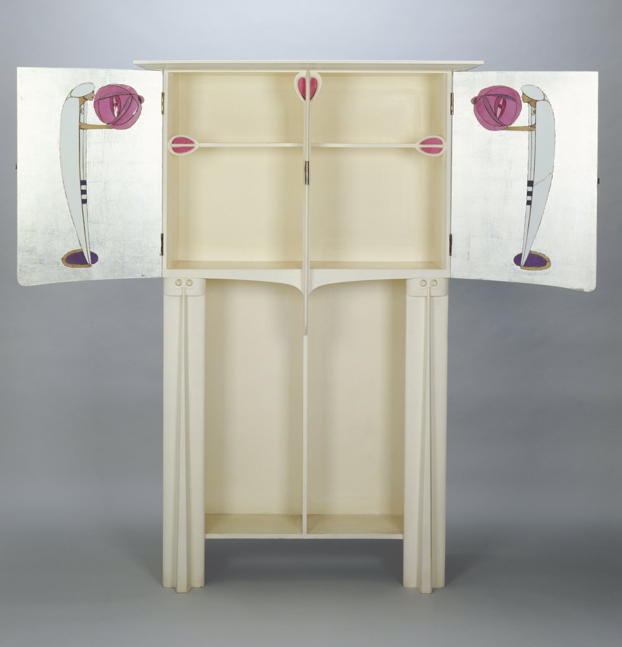 Armadi, realizzati per 14 Kingsborough Gardens, Glasgow, 1902; due figure sulle porte laterali in mantello e turbante arabo che tengono lanterne da Charles Rennie Mackintosh