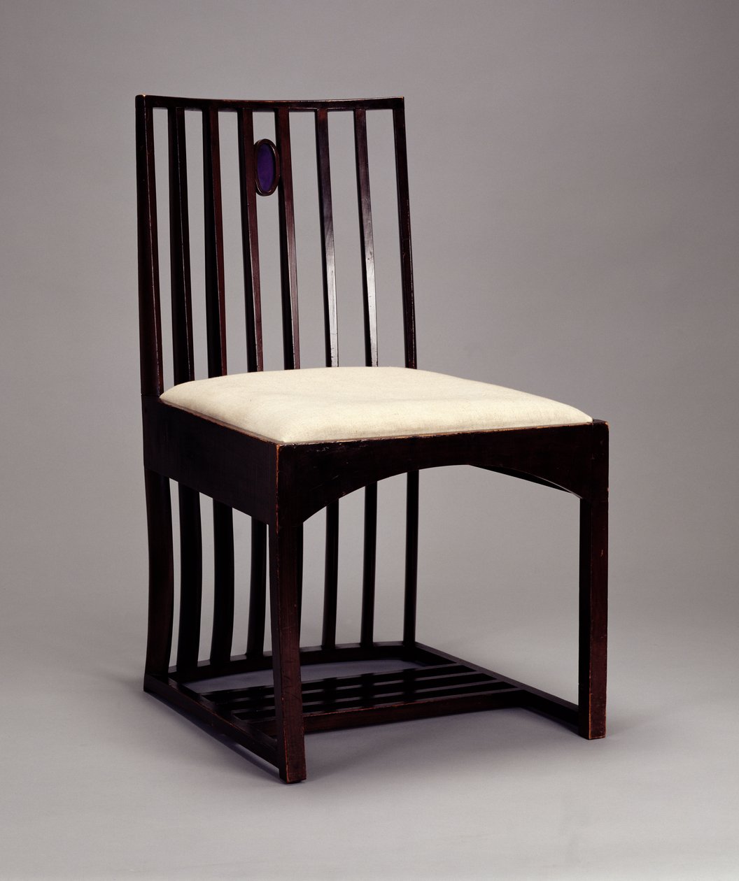 Sedia nel salotto, HousHill, Glasgow, 1904 da Charles Rennie Mackintosh