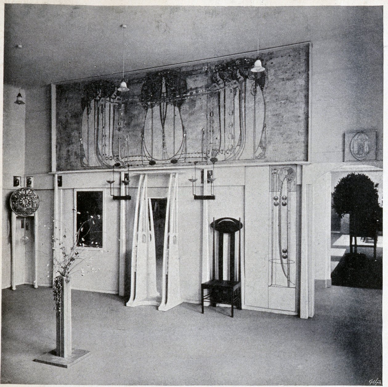 Vista interna di un salone di arte decorativa a Vienna, circa 1900 (decorazioni e mobili di Charles Rennie e Margaret MacDonald Mackintosh) da Charles Rennie Mackintosh