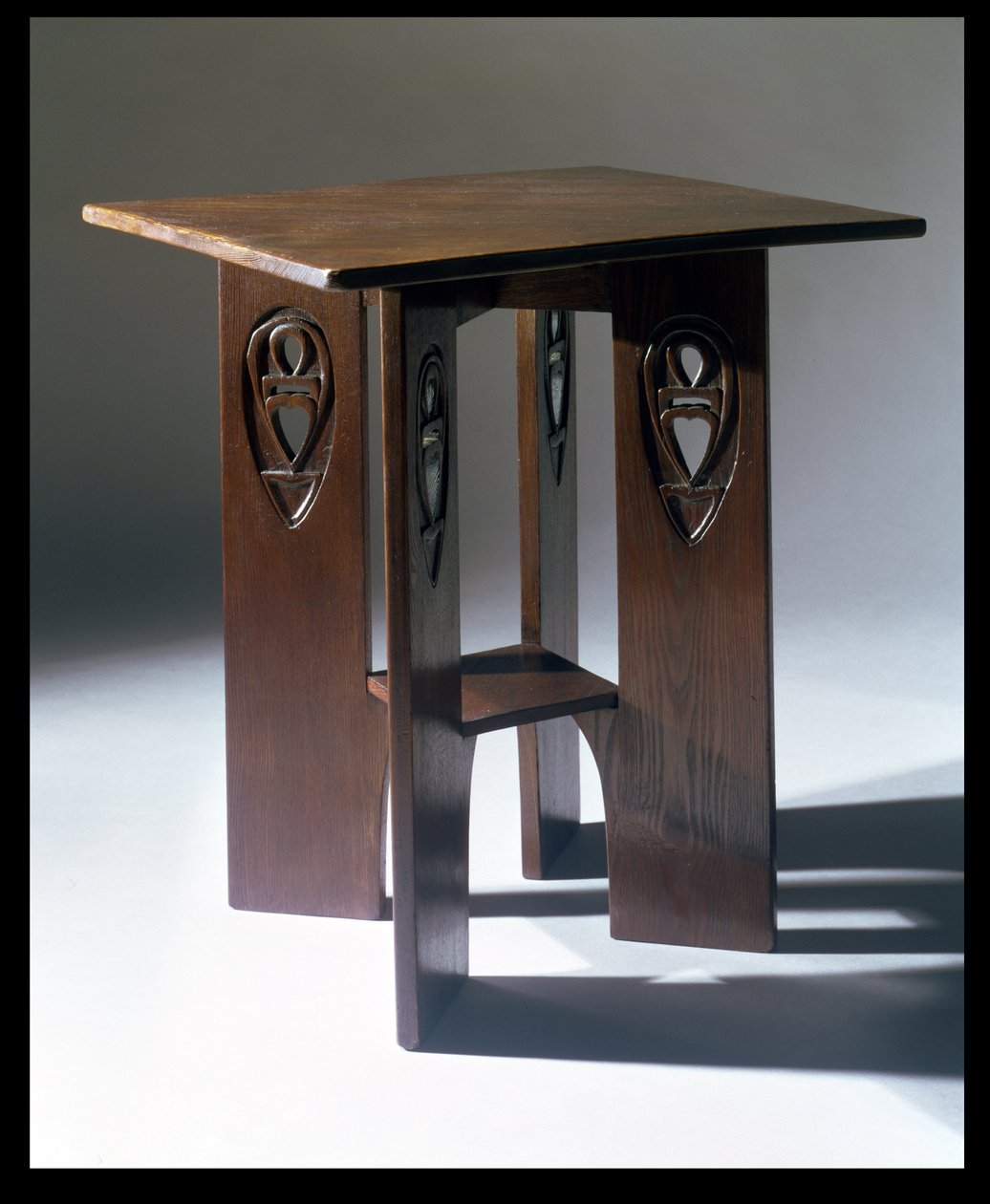 Tavolo progettato per la sala da biliardo al Miss Cranstons Argyle Tearooms, Glasgow, 1897 da Charles Rennie Mackintosh