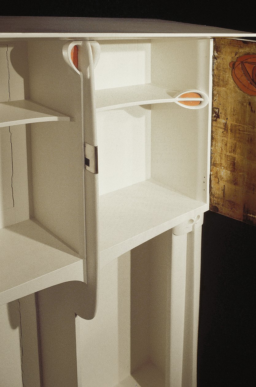 Armadio bianco progettato per la signora Rowat, 1902 da Charles Rennie Mackintosh