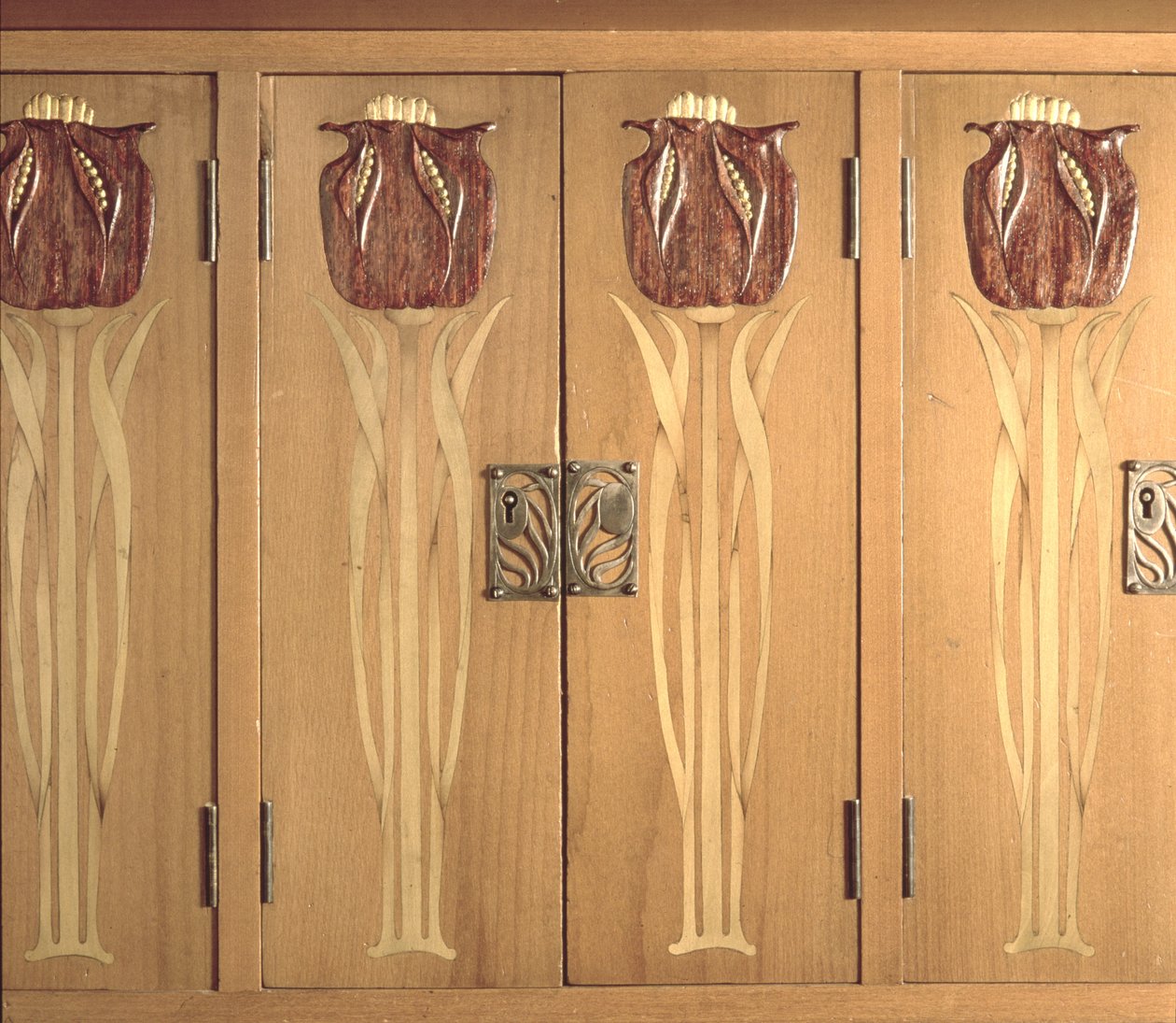 Dettaglio di intarsio scolpito su mobile, realizzato dalla Guild of Handicraft, c.1898-99 da Charles Robert Ashbee