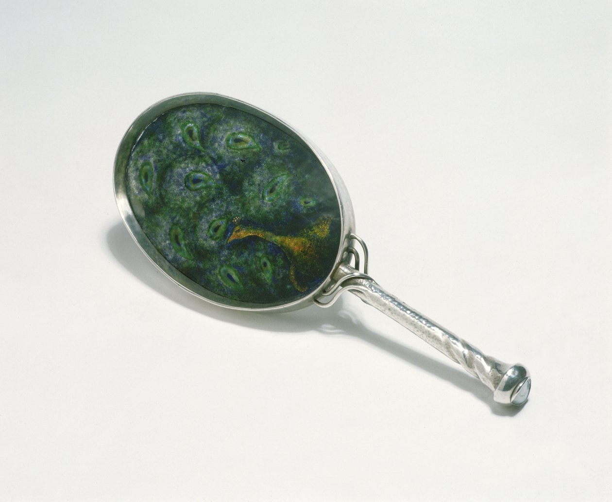 Specchio a mano disegnato da Ashbee con design di pavone smaltato da William Mark, realizzato dalla Guild of Handicraft, 1903 da Charles Robert Ashbee