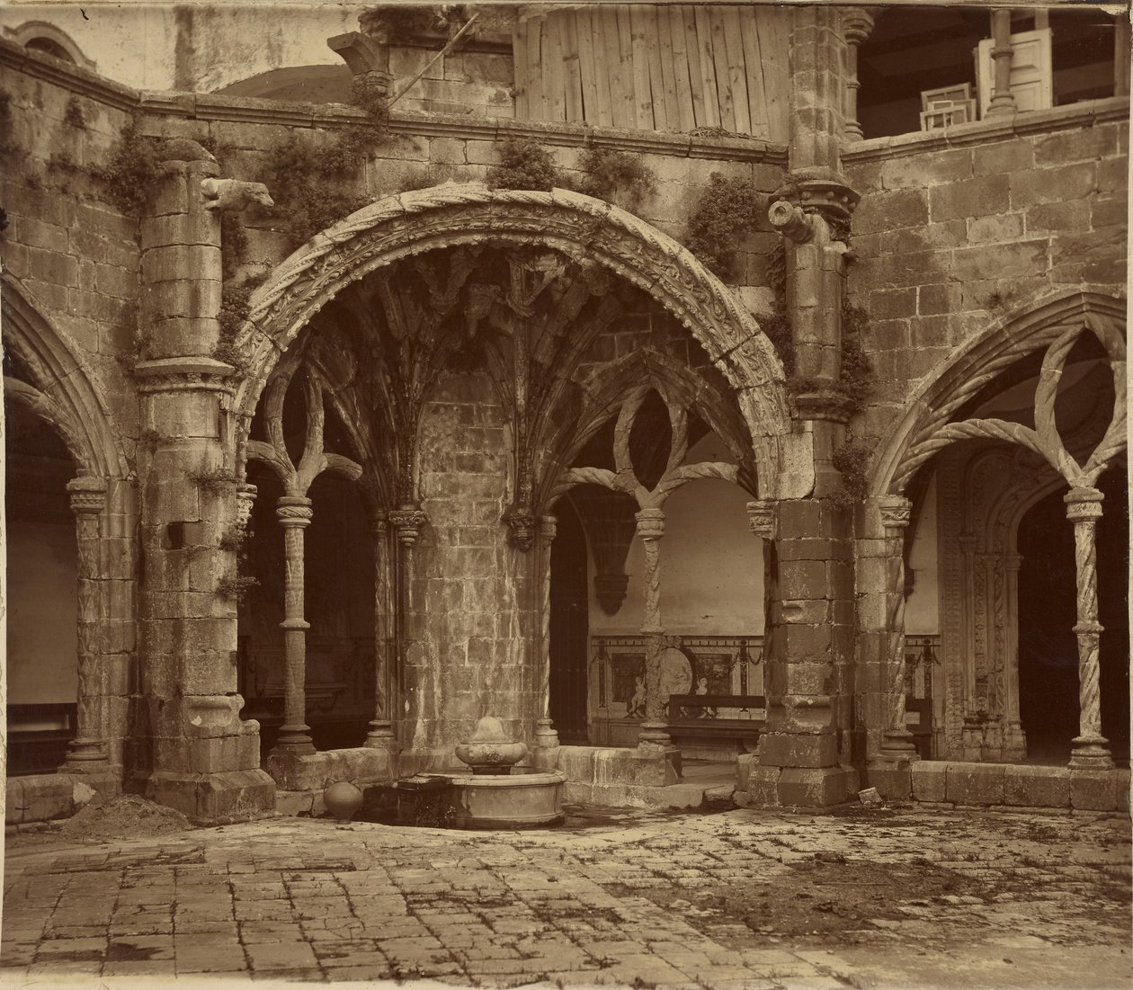 [Chiostro del Silenzio, monastero di Santa Cruz de Coimbra] da Charles Thurston Thompson