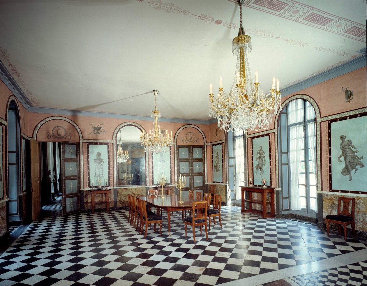 Vista della sala da pranzo del castello di Malmaison, residenza dell