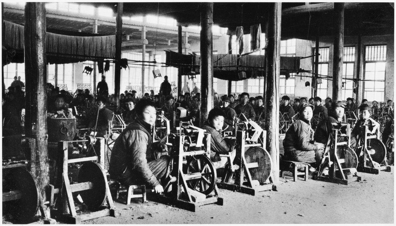 Fabbrica gestita da cinesi vicino a Chihsien, c.1930 da Chinese Photographer