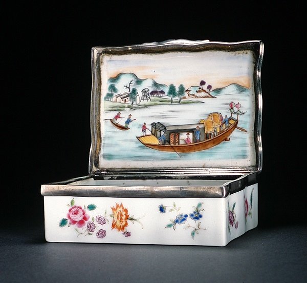 Una tabacchiera Mughal, Periodo Qianlong (1736-95) c.1760 (porcellana) da Chinese School