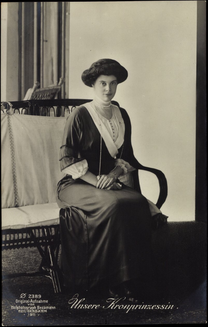 Ak Kronprinzessin Cecilie von Preußen, ritratto seduto da Chinese School