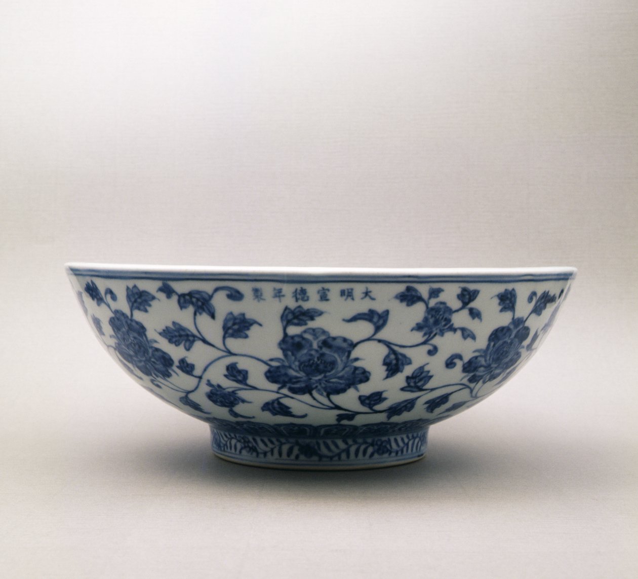 Ciotola blu e bianca con decorazione floreale con marchio di regno di Hsuan Te, 1426-35, Dinastia Ming da Chinese School