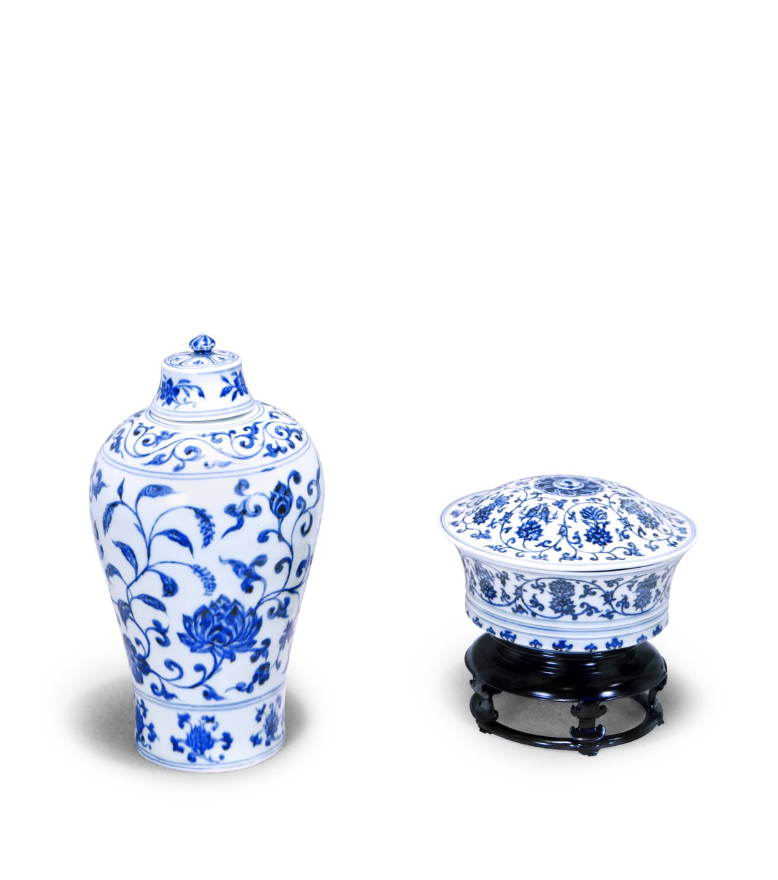 Ciotola coperta blu e bianca, decorata con rotoli di loto e 8 emblemi buddisti, con marchio di Yuande; Meiping blu e bianca con coperchio, decorata con loto e piante acquatiche, periodo Yung-lo da Chinese School