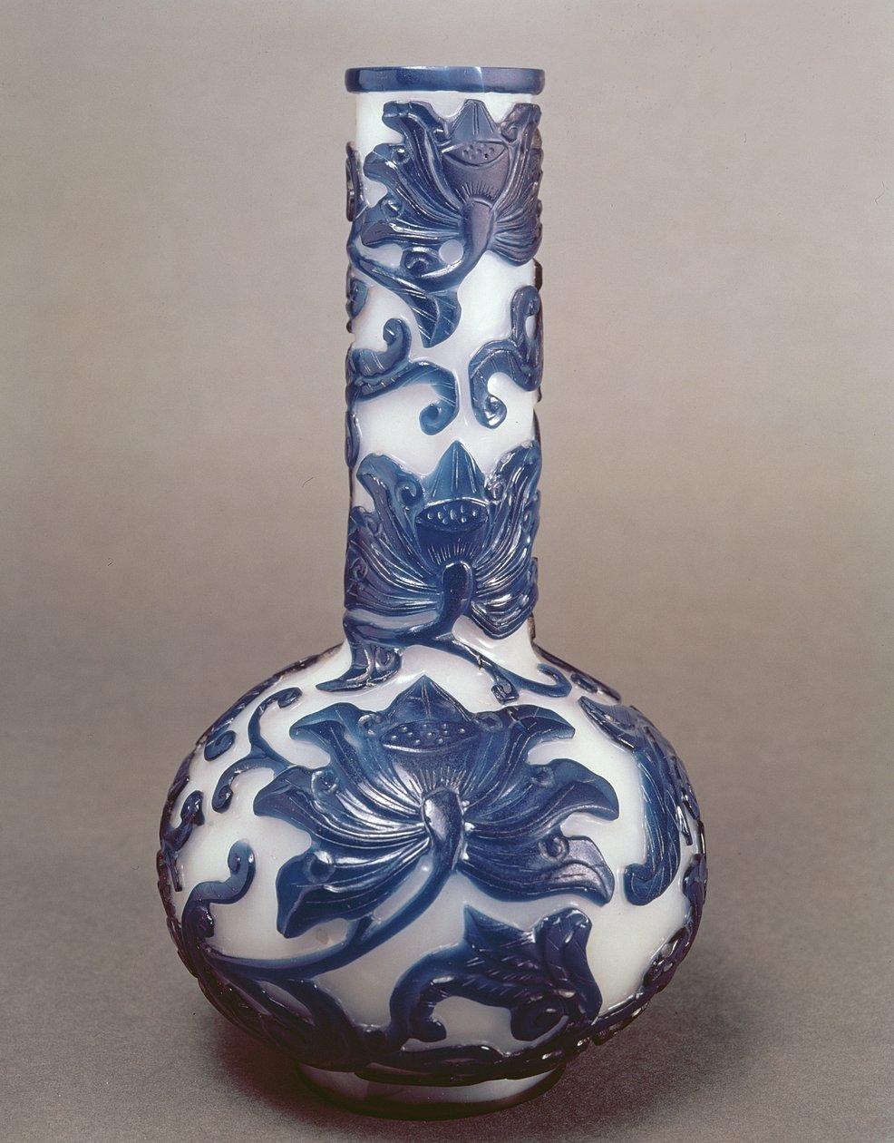 Bottiglia in vetro cameo blu e bianco cinese, periodo Chien Lung (1736-95) da Chinese School