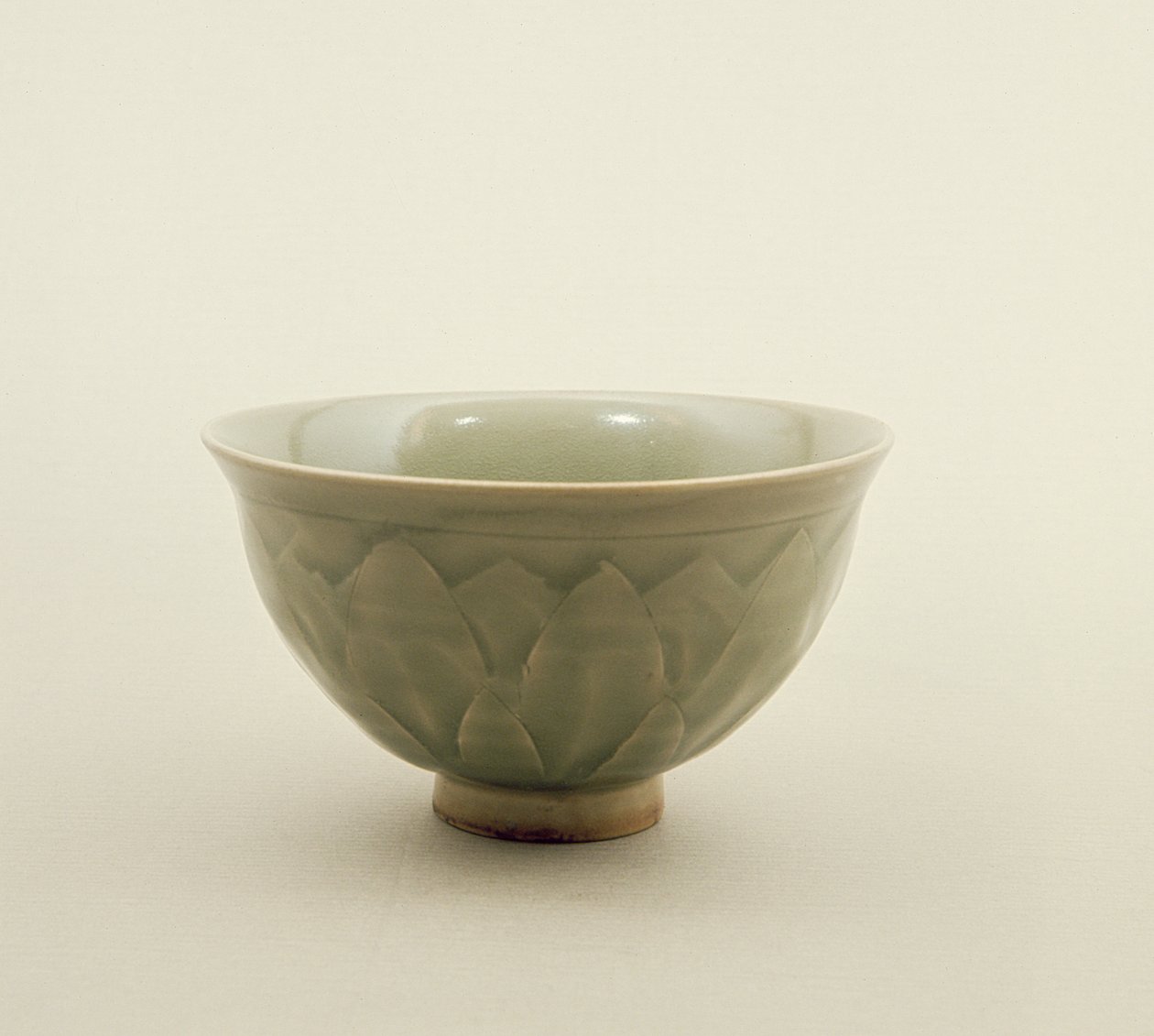 Ciotola celadon settentrionale, decorata con disegno di petali di loto, Dinastia Sung (960-1280) da Chinese School