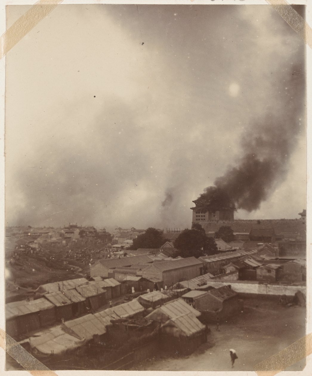 Un grande incendio alla porta principale di Pechino da Chinese Photographer