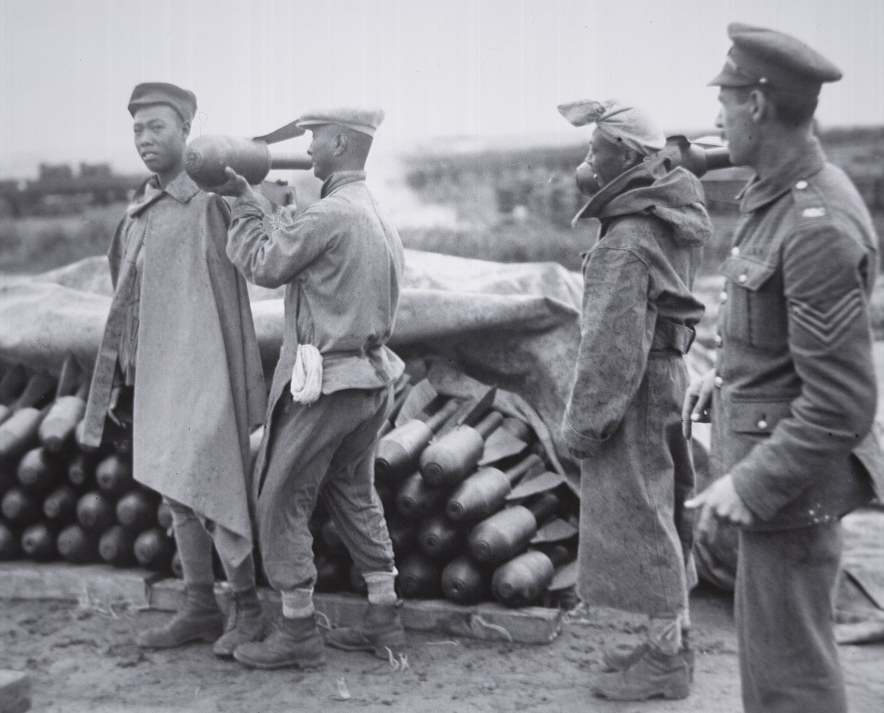 Unità cinese che immagazzina bombe aeree in un deposito di munizioni in Francia da Chinese Photographer
