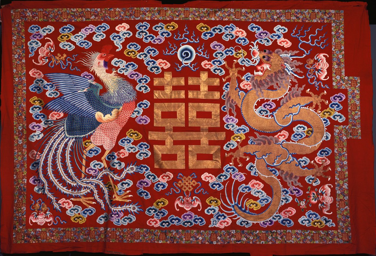 Un Arazzo Cinese di Lana Rossa con un Carattere Centrale in Filo Dorato Fiancheggiato da una Fenice e un Drago, XIX Secolo da Chinese School