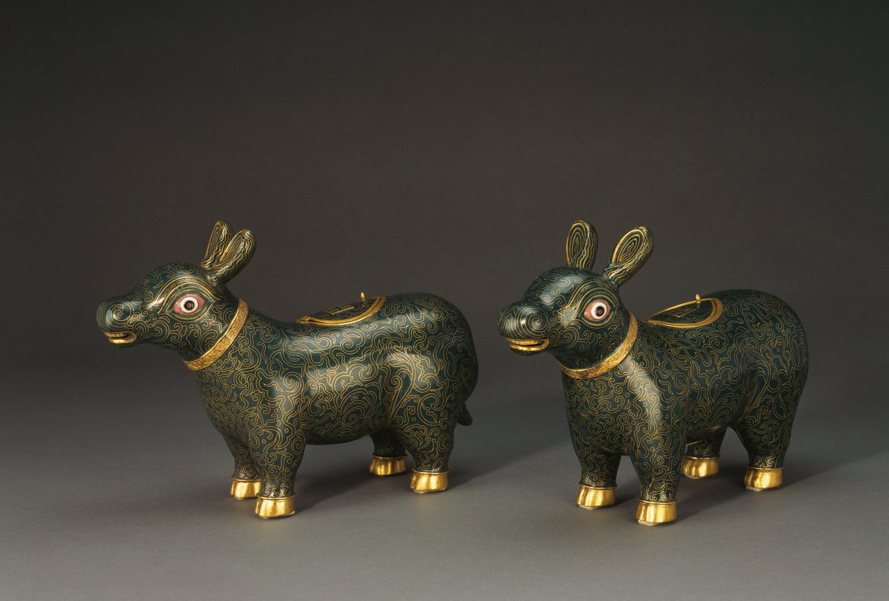 Coppia di vasi a forma di tapiro in smalto cloisonné da Chinese School