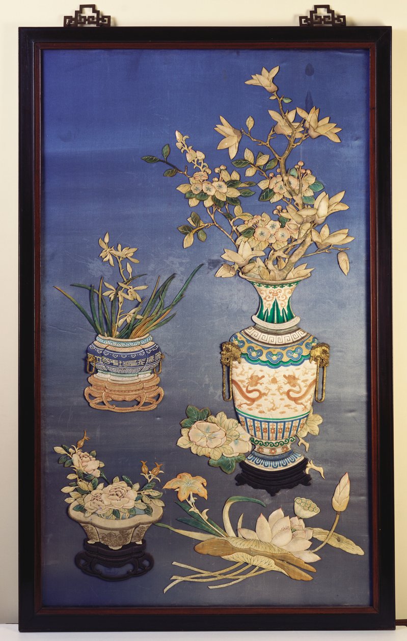 Pannello di seta raffigurante vasi con fiori di ciliegio, magnolia e orchidee e un giardino con rose tra rami di loto, gigli diurni e glorie del mattino da Chinese School