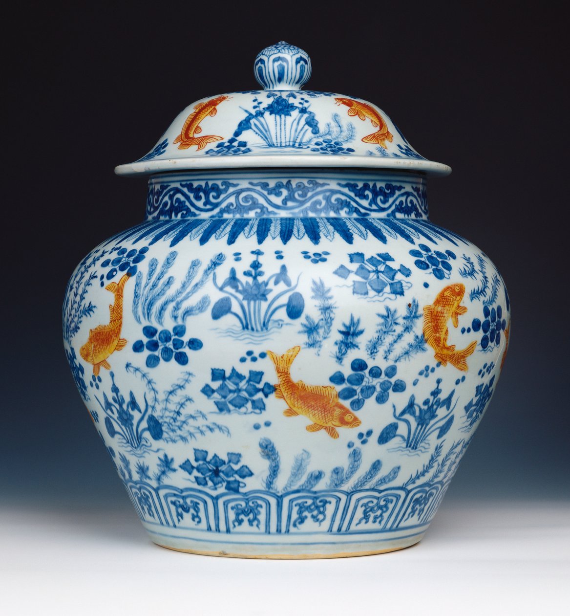 Vaso e coperchio smaltati blu e bianco "Pesce", 1522-1566 da Chinese School
