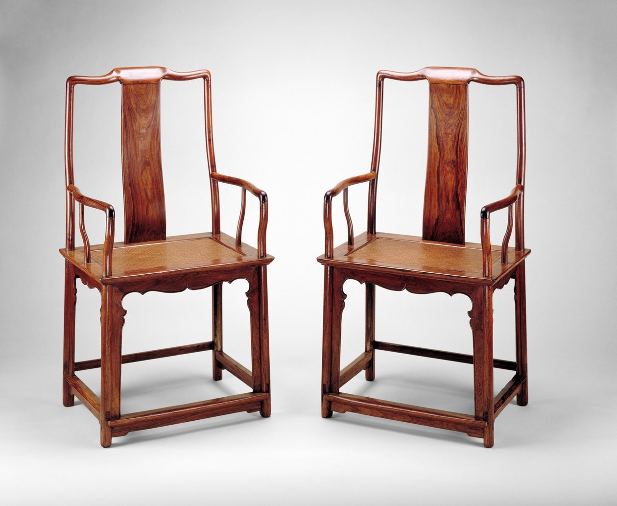 Poltrone con schienali continui a giogo, c.1600 da Chinese School