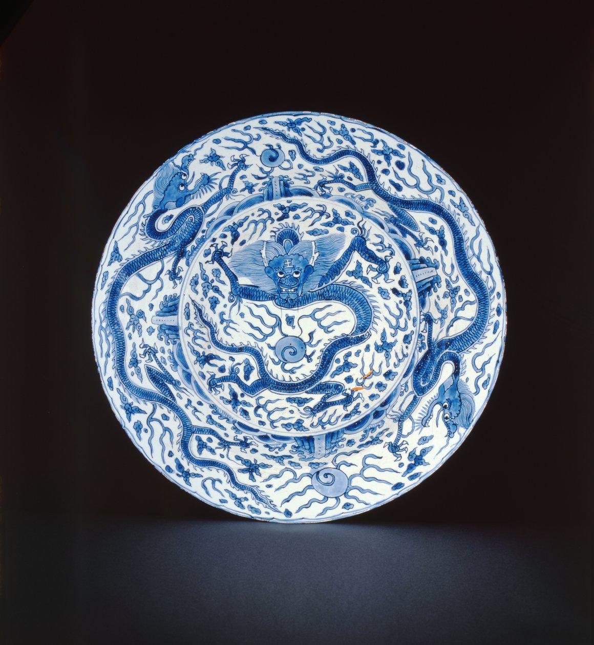 Piatto blu e bianco dipinto con draghi, Wanli o Chongzheng, 1600-35 (porcellana) da Chinese School