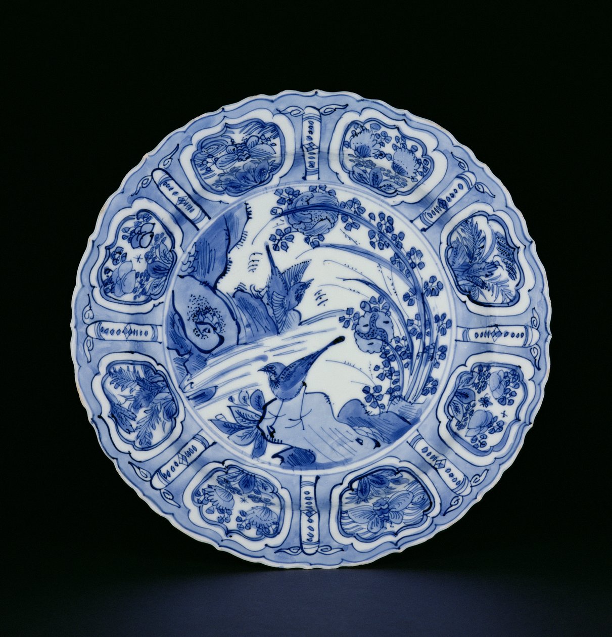 Piatto kraak blu e bianco dipinto con uccelli in un paesaggio, marchio Egret, Wanli, 1595-1605 (porcellana) da Chinese School