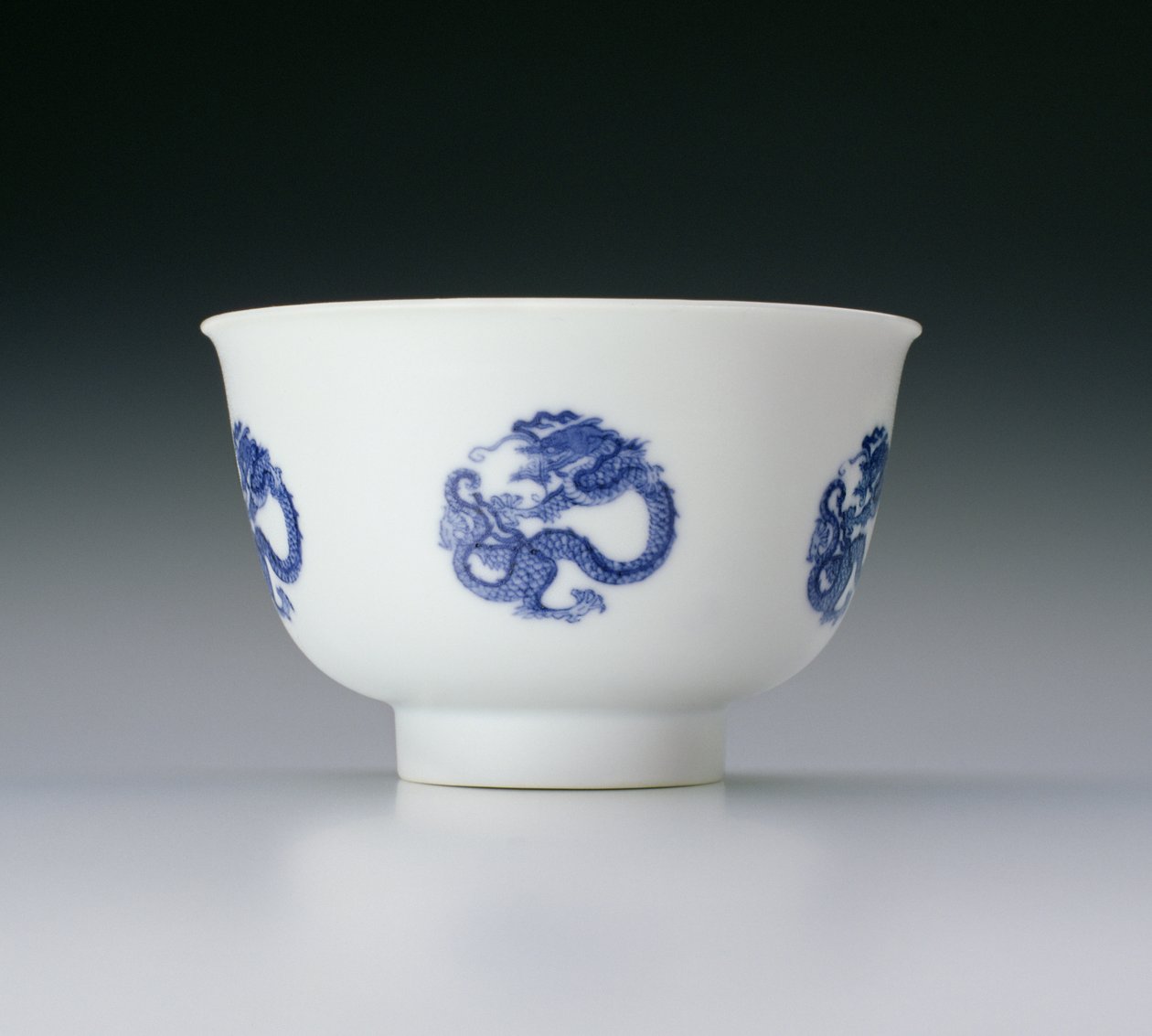 Ciotola decorata con rosoni di draghi, marchio e periodo Kangxi 1662-1722 da Chinese School