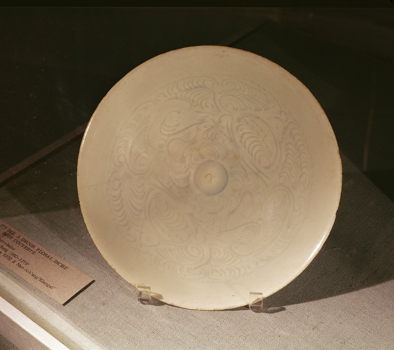 Ciotola con decorazione floreale incisa, da Nanchang, Provincia di Jiangxi, Dinastia Sung, XII-XIII secolo da Chinese School