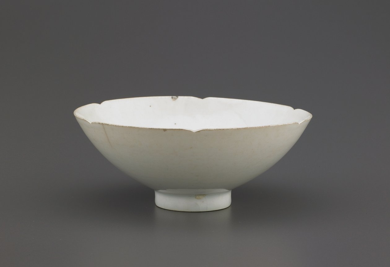 Ciotola con bordo dentellato, Jingdezhen, provincia di Jiangzi, dinastia Song settentrionale o meridionale da Chinese School