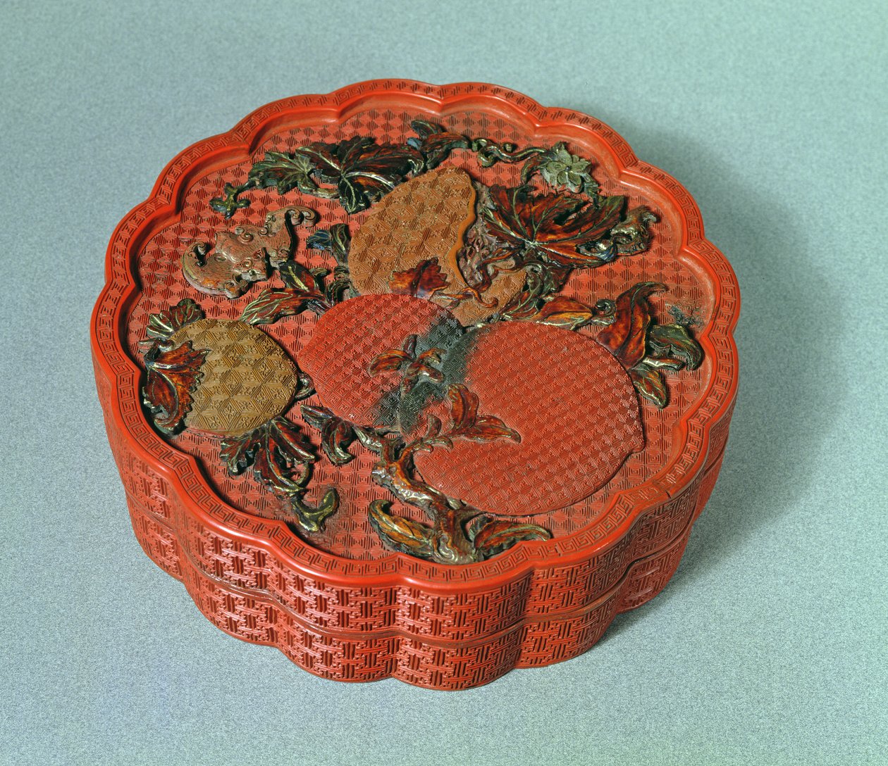 Scatola con decorazione ocra, verde e marrone, XVIII secolo da Chinese School