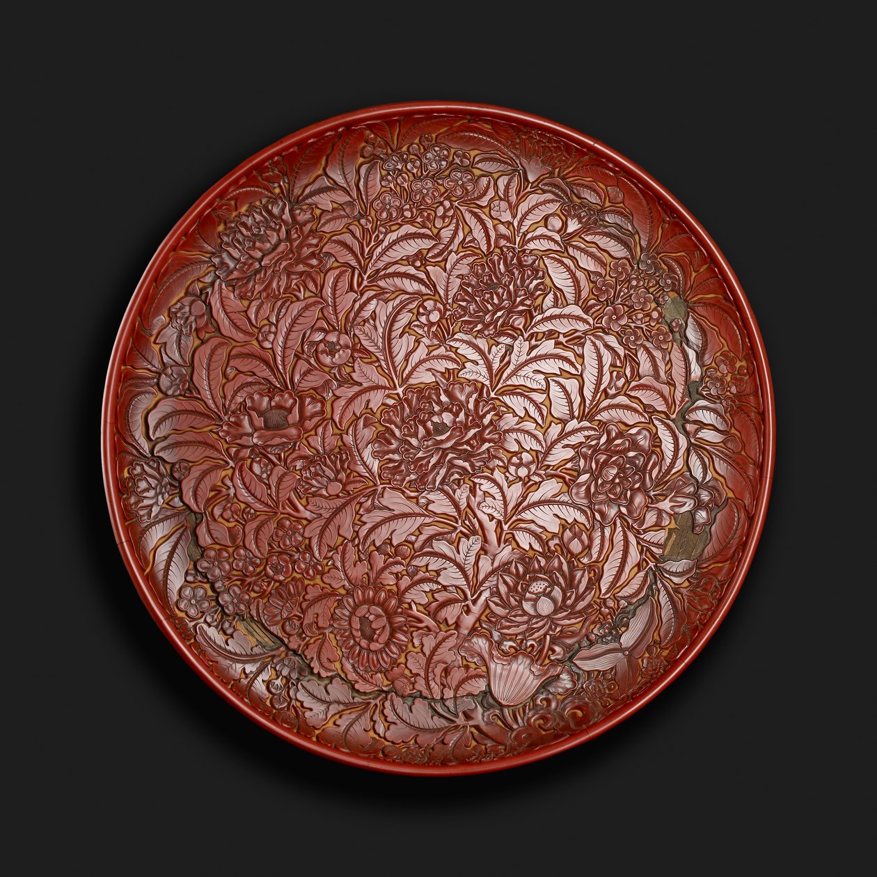Piatto intagliato con il marchio di Xuande (1426-36) alla base, cinese da Chinese School