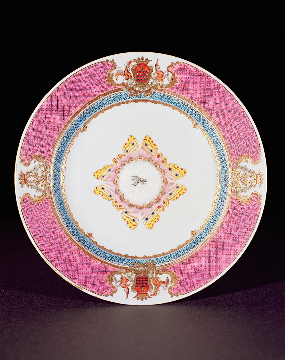 Piatto da cena dipinto in smalti Famille Rose con le armi dei Grimaldi di Castro, periodo Yongzheng c.1735 da Chinese School