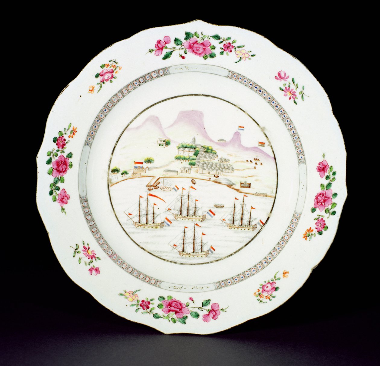 Piatto da cena dipinto in smalti Famille Rose raffigurante Table Mountain e quattro navi con bandiera olandese al largo del Capo di Buona Speranza, periodo Qianlong c.1770 da Chinese School