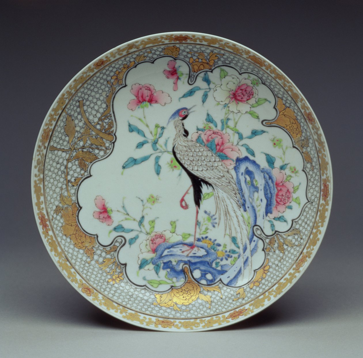 Piatto dipinto con un uccello dalla lunga coda, rocce e fiori, periodo Yongzheng, 1725-35 da Chinese School