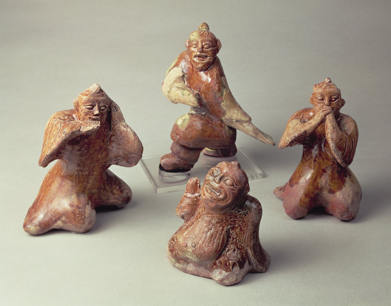 Gruppo di quattro intrattenitori in ceramica cinese antica, artefatto tombale, Dinastia Han, 25-220 d.C. da Chinese School