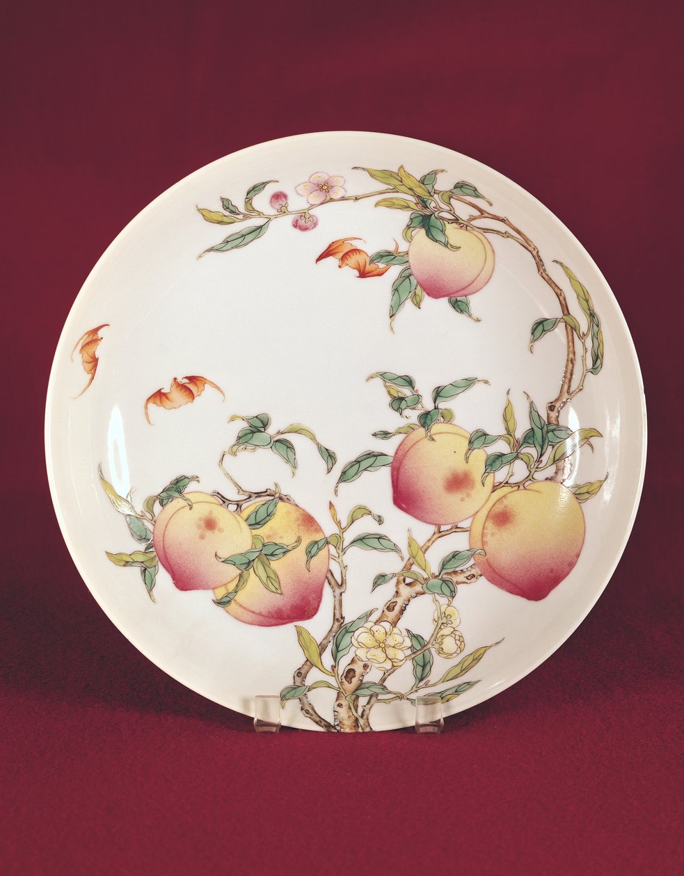 Piatto famille rose decorato con un motivo di albicocche, Dinastia Qing da Chinese School