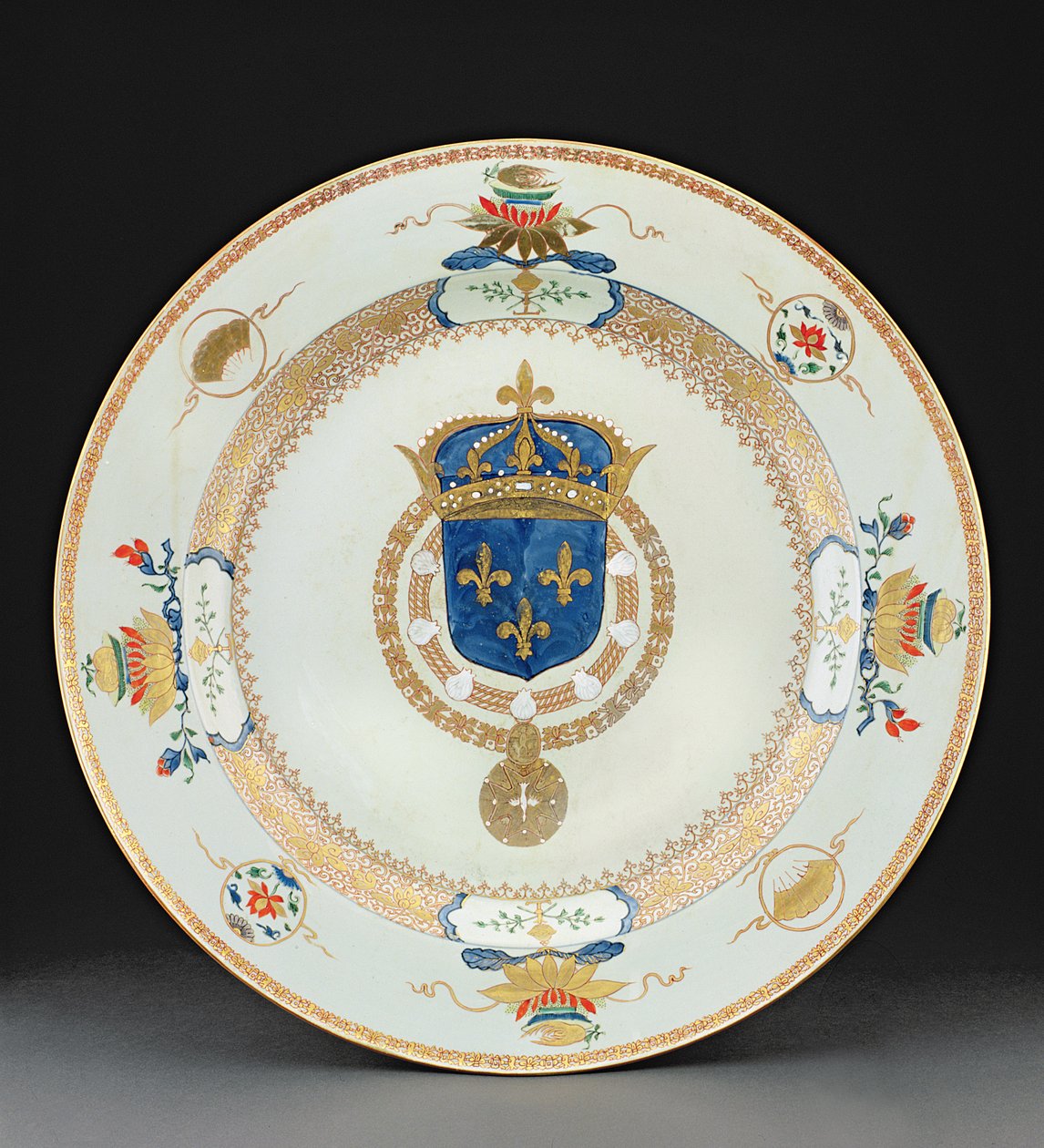 Grande piatto araldico con le armi del Re di Francia, c.1730 da Chinese School