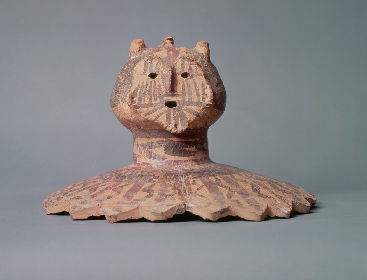 Coperchio di un vaso Yangshao, forse raffigurante il volto di uno sciamano, Periodo Yangshao, c.2500 a.C. (terracotta) da Chinese School