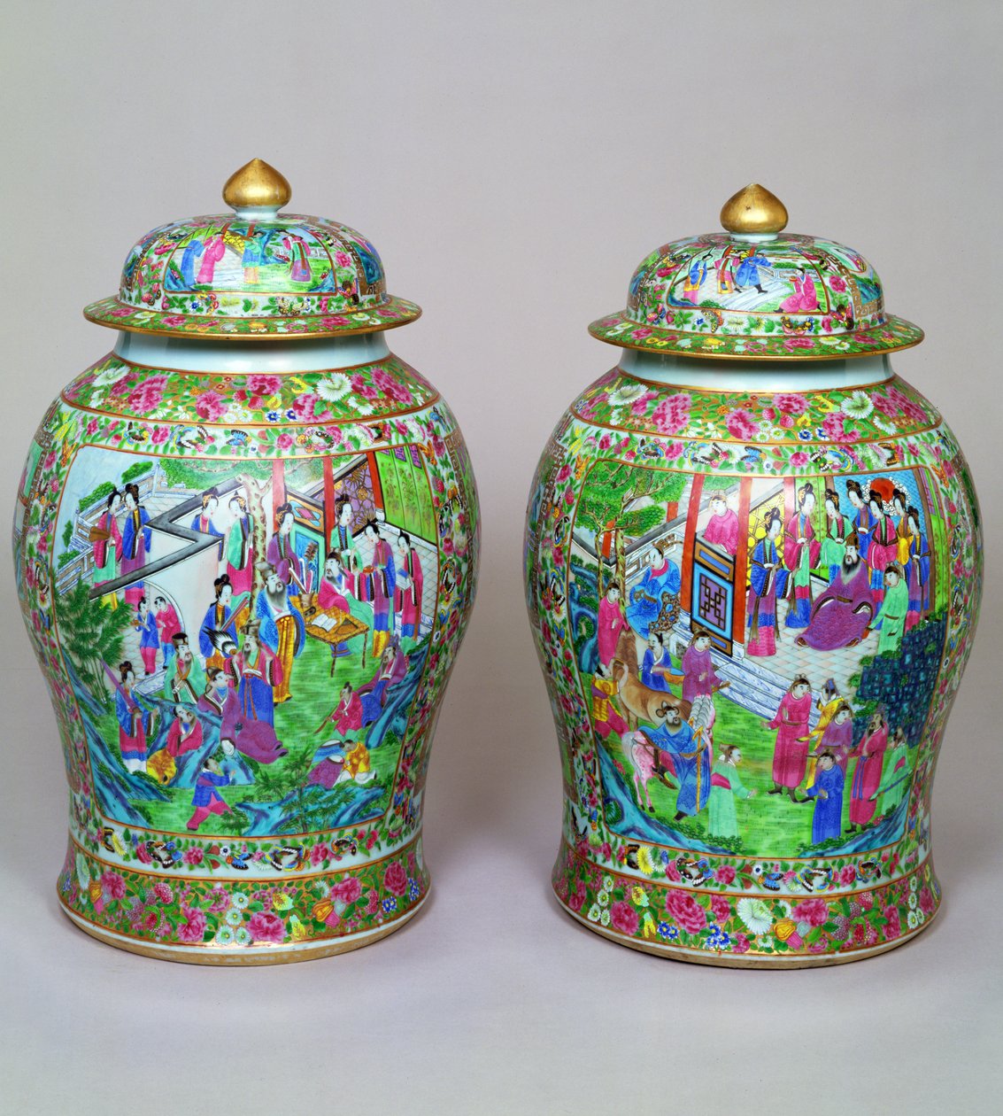 Coppia di vasi baluster Canton famille rose con coperchi a cupola, inizio XIX secolo da Chinese School