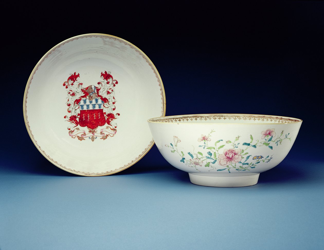 Coppia di ciotole decorate in smalti Famille Rose con le armi di Joynes, periodo Yongzheng da Chinese School