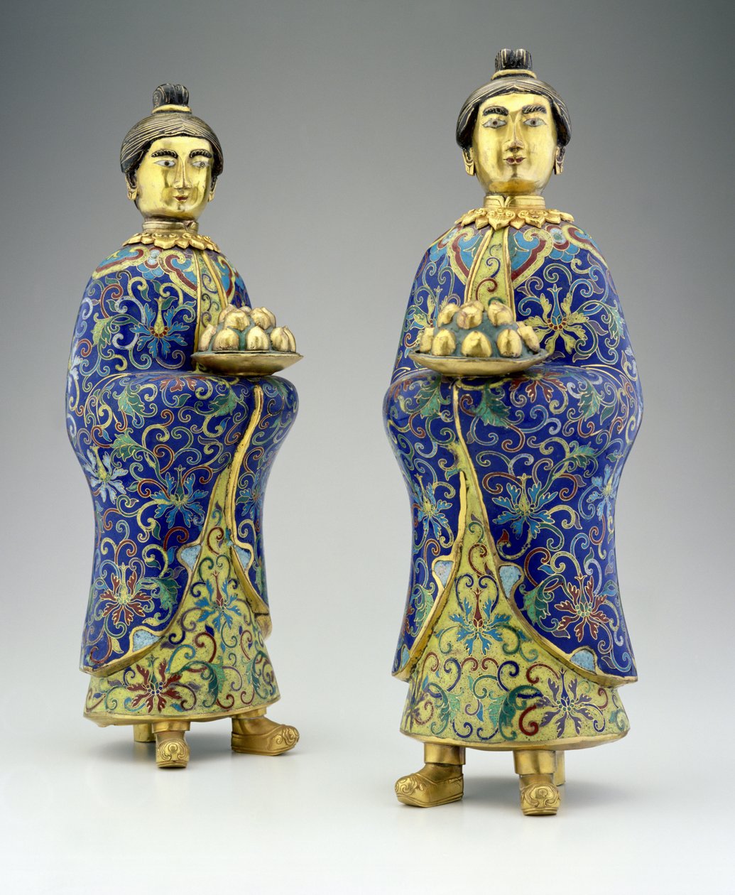 Coppia di attendenti femminili, periodo Qianlong, 1736-95 (smalto cloisonné) da Chinese School