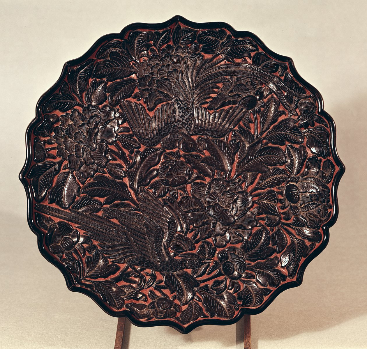 Piatto con motivi floreali e due uccelli, Dinastia Yuan (1271-1368) da Chinese School