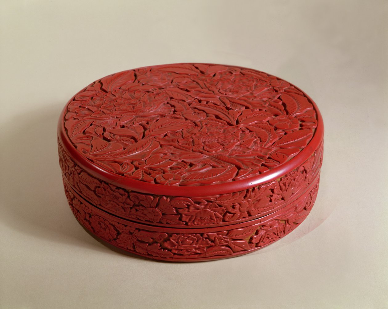 Scatola di lacca rossa decorata con peonie, 1426-27 da Chinese School