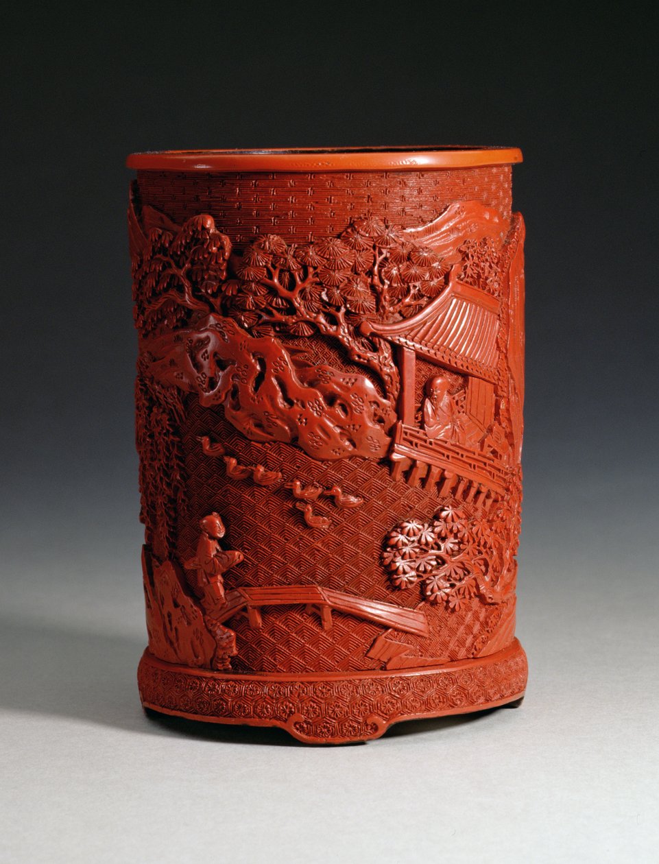 Portapennelli rosso modellato, raffigurante il famoso calligrafo Wang Hsi-chih (c.307-365 d.C.) seduto nel suo rifugio nel padiglione, guardando le oche in uno stagno e un ragazzo che attraversa un ponte, dinastia Ching, periodo Qianlong da Chinese School