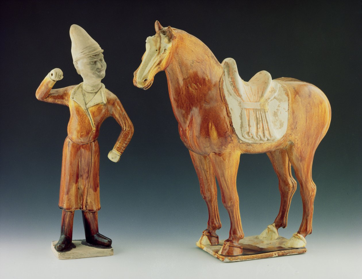 Figura di groom con cappotto e cappello a punta con cavallo sellato, Dinastia Tang 618-906 da Chinese School Chinese School
